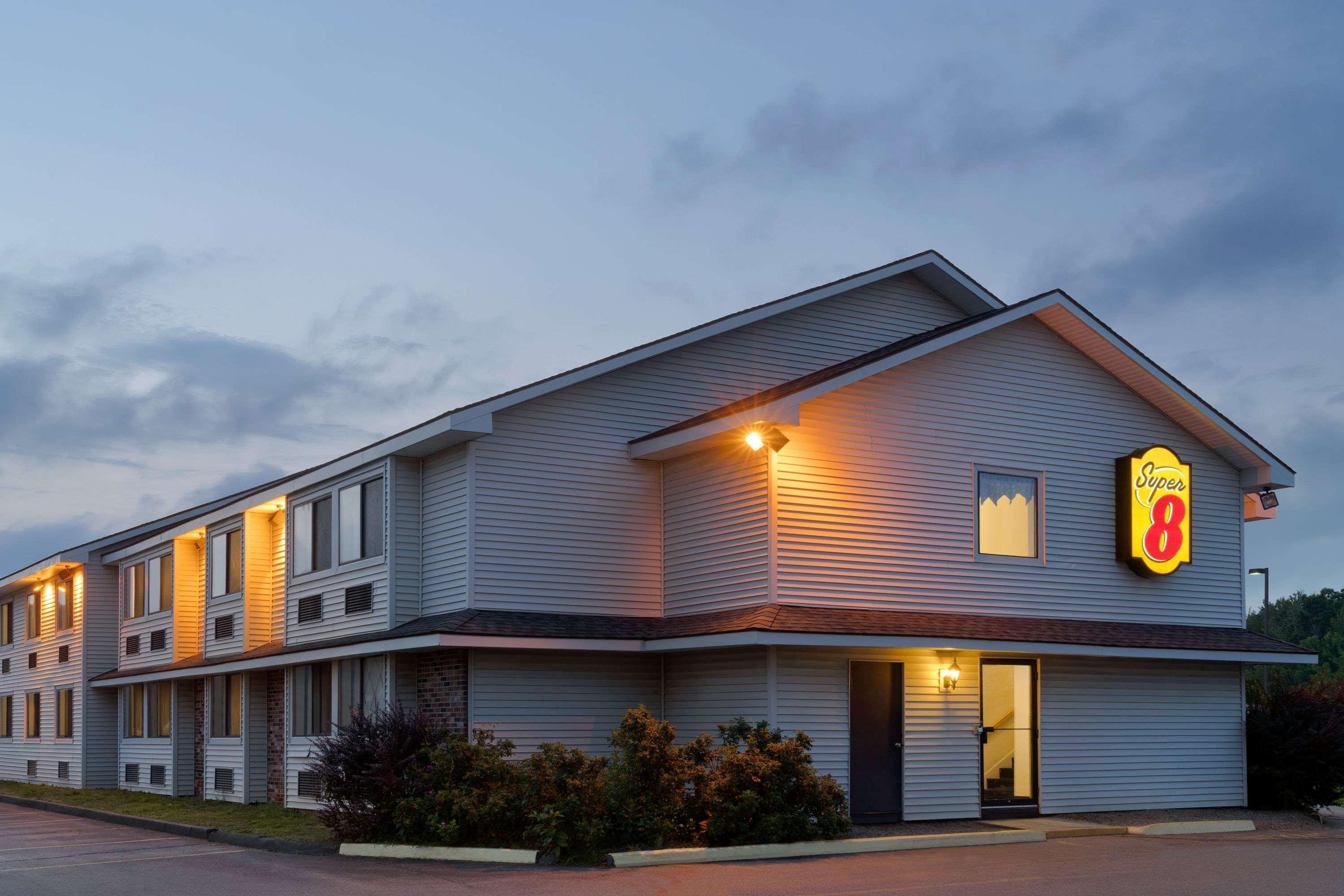 Hotel Super 8 By Wyndham Portland/Westbrook Area Exterior foto
