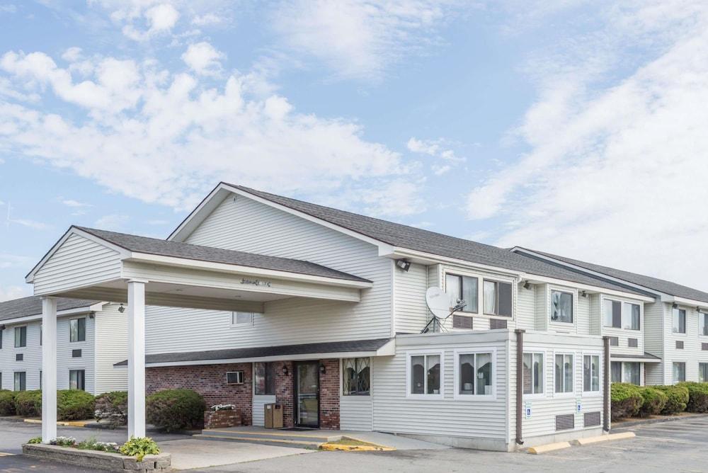 Hotel Super 8 By Wyndham Portland/Westbrook Area Exterior foto