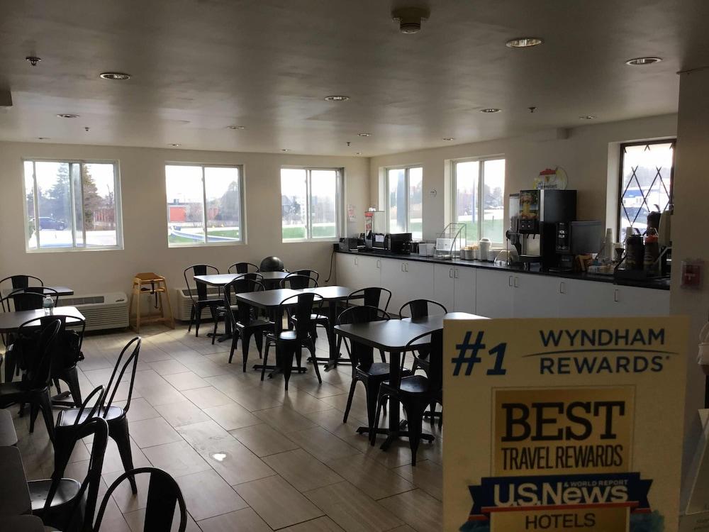 Hotel Super 8 By Wyndham Portland/Westbrook Area Exterior foto