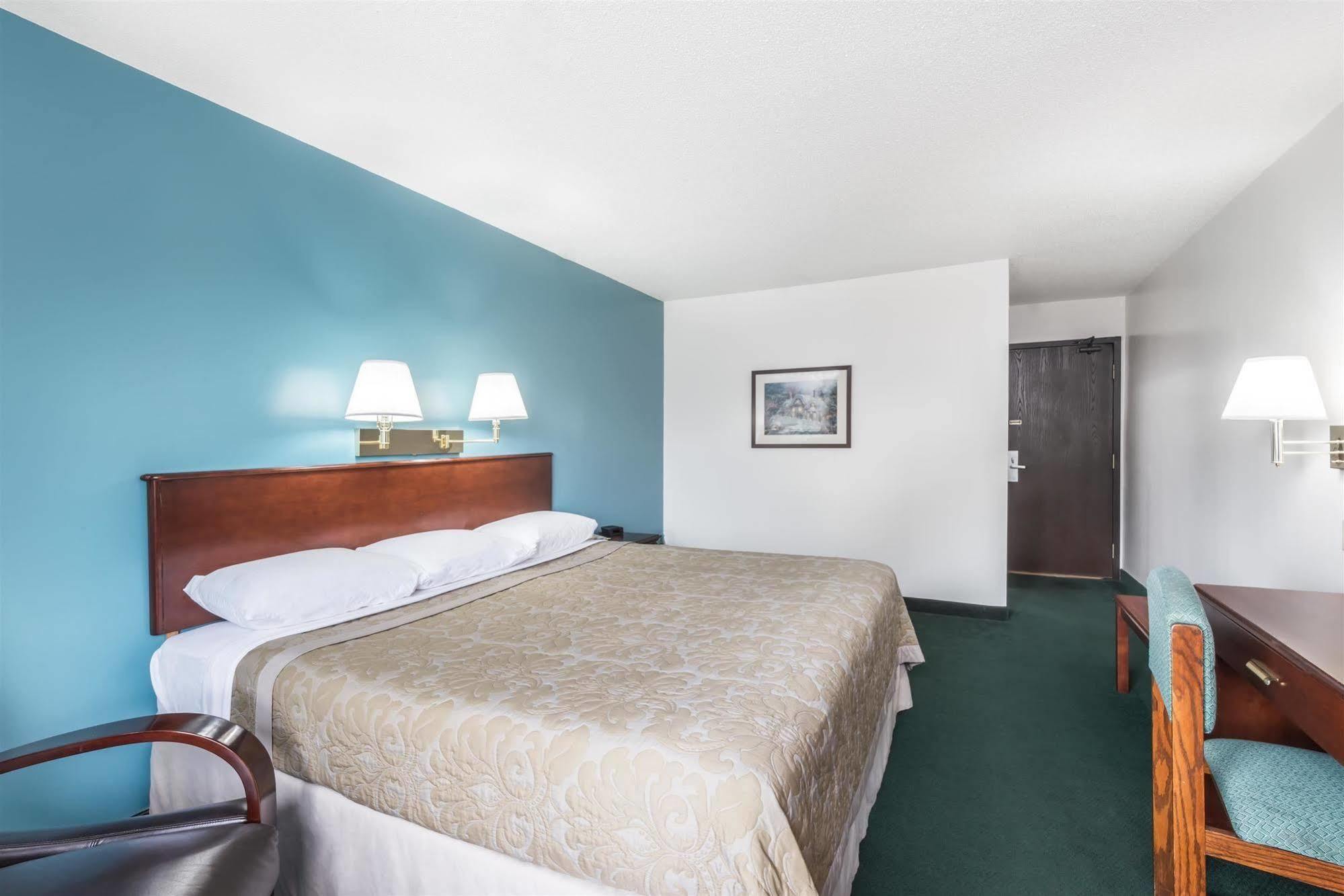 Hotel Super 8 By Wyndham Portland/Westbrook Area Exterior foto