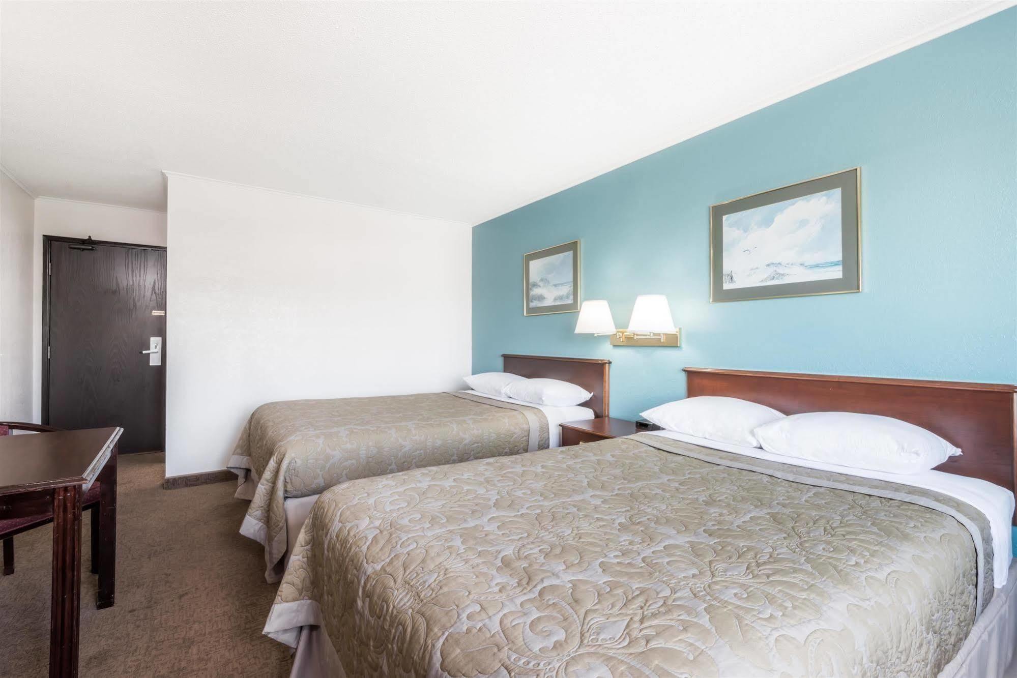 Hotel Super 8 By Wyndham Portland/Westbrook Area Exterior foto