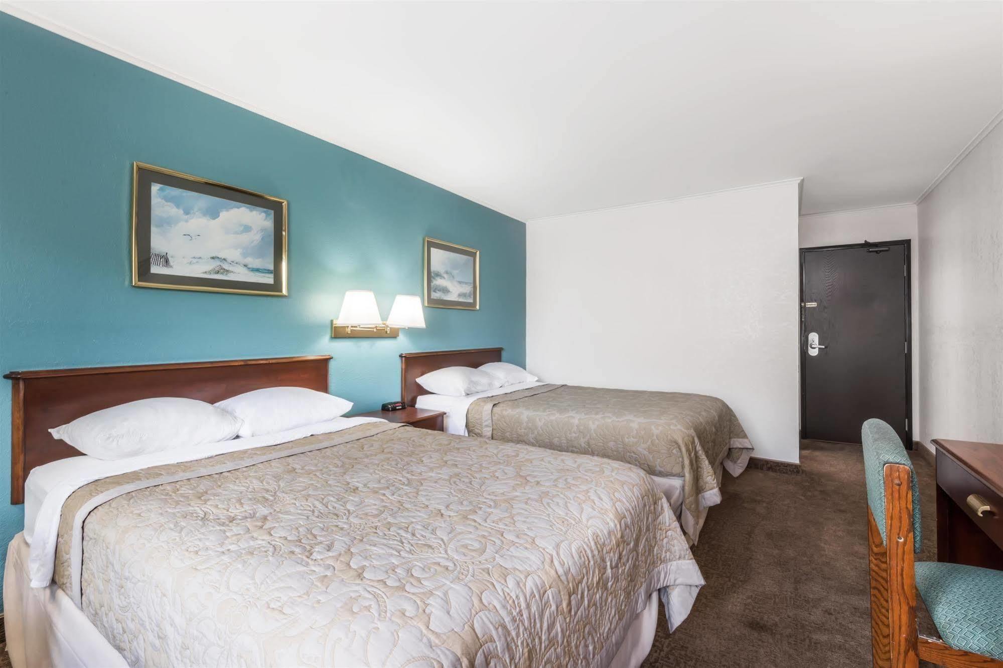 Hotel Super 8 By Wyndham Portland/Westbrook Area Exterior foto