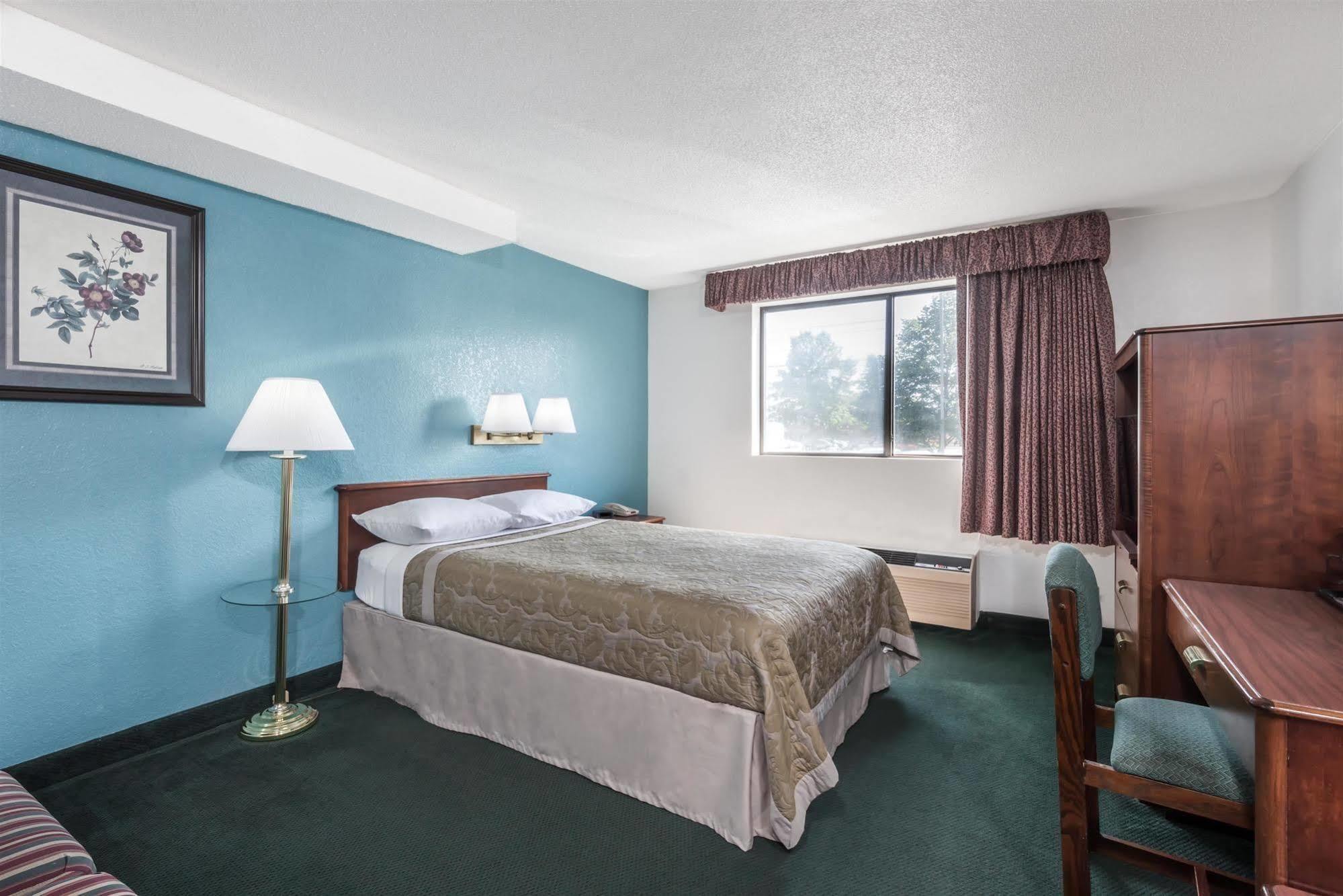 Hotel Super 8 By Wyndham Portland/Westbrook Area Exterior foto